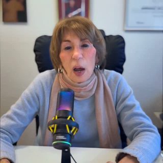Comunicación horizontal: el valor de entender al otro como un igual. 🤝
¿Alguna vez pensaste que cada vez que hablás estás asumiendo y otorgando un rol? ¡Te contamos cómo funciona la comunicación desde la Psicología Social! 👇
Para Enrique Pichon-Rivière, en la vida cotidiana la comunicación siempre representa un acto de comunicación.
Al interactuar con otra persona, nos ubicamos en un rol determinado y, al mismo tiempo, le otorgamos al otro un lugar específico, que puede estar marcado por diferencias de estatus, inferioridad o, en el caso de compañeros, de semejanza y horizontalidad.
Desde esta perspectiva, se aspira y se valora profundamente la construcción de una relación horizontal.
Bajo esta dinámica, la comunicación se transforma en un intercambio de respeto a la diferencia, entendiendo al otro como un igual o semejante, pero distinto a uno mismo.
Mientras que Judith Butler relaciona la "palabra performativa" específicamente con el género, para Pichon-Rivière este acto comunicativo y transformador es intrínseco a toda comunicación humana.
¿Te interesa profundizar en cómo nuestras interacciones diarias construyen roles y cómo podemos fomentar vínculos más horizontales? ¡Sumate a nuestra formación! 📚 Escribinos por mensaje privado o envianos un WhatsApp (tenés los datos en nuestra bio) para recibir toda la información sobre la carrera.
#PsicologiaSocial #ComunicacionHumana #PichonRiviere #RolesSociales #ComunicacionHorizontal #Empatia #VinculosSanos #EscuelaDePsicologiaSocialDelSur