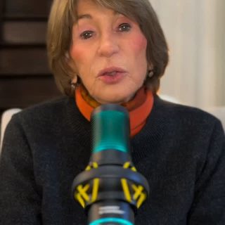 La clave está en la "praxis": más allá de la teoría. 🔄
¿Sabías que educarse no es simplemente acumular información o conocer datos? ¡Te contamos cómo construir una verdadera mirada profesional! 👇
La verdadera formación no consiste en acumular conocimientos, sino en la construcción de una mirada.
Esta construcción solo se logra a través de la "praxis", donde se encarna la teoría.
A través de la espiral dialéctica entre el concepto y la acción, el estudiante logra el pasaje de lo meramente informativo a lo verdaderamente formativo.
Aunque uno conozca todas las definiciones, eso no garantiza estar preparado para lo que se descubrirá en la práctica, donde la experiencia y la innovación son fundamentales.
¿Buscás una formación que trascienda la teoría y te permita construir una mirada crítica y profesional? ¡Sumate a nuestra comunidad! 📚 Escribinos por mensaje privado o envianos un WhatsApp (tenés los datos en nuestra bio) para recibir toda la información sobre la carrera.
#PsicologiaSocial #FormacionProfesional #Praxis #EspiralDialectica #PensamientoCritico #EducacionTransformadora #PichonRiviere #EscuelaDePsicologiaSocialDelSur
