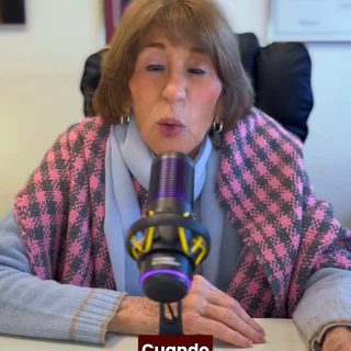 🏚️ Cuando el fracaso de la sociedad se vive como un fracaso personal
¿Alguna vez notaste que en muchas familias se señala a un solo integrante como "el problemático"? 🤔 A veces, lo que parece ser un conflicto puramente individual esconde en realidad una crisis mucho más profunda que el grupo familiar no logra resolver.
En este nuevo clip, exploramos qué sucede cuando una familia señala a alguien como el único problemático. Según Pichon-Rivière, quien aparece como problemático es, en realidad, el portavoz de esa estructura grupal.
Algo muy interesante que plantea este autor es que el origen de toda angustia o síntoma en la familia comienza con una crisis social. La dinámica se da de la siguiente manera:
Existe una crisis social, pero las instituciones de la sociedad no albergan la problemática ni alivian a las familias o al individuo del esfuerzo de resolverla.
Como consecuencia, todo ese peso y esfuerzo por resolverlo recae directamente sobre la familia.
Si la familia no puede resolver esta situación de manera dialéctica y dinámica, la problemática generalmente recae sobre un solo miembro del grupo.
Este integrante de la familia se hace responsable de la situación y la vive como un fracaso personal.
Así, esta persona se convierte en el portavoz de una familia que atraviesa un momento de impotencia al no encontrar una salida o solución a un problema cuyo origen fue, en realidad, social.
¿Te apasiona entender lo que ocurre debajo de la superficie en los equipos de trabajo y querés aprender a iluminar esas dinámicas ocultas? 🚀 En nuestra Escuela de Psicología Social te brindamos las herramientas teóricas y operativas para coordinar grupos, gestionar conflictos y facilitar la comunicación. 🎓 Encontrá toda la información de inscripción y los datos de contacto en el enlace de nuestra bio. ¡Sumate a nuestra comunidad y aprendé a transformar los silencios en oportunidades de crecimiento! 📲👇
#PsicologiaSocial #PichonRiviere #DinamicaFamiliar #Portavoz #CrisisSocial #SaludMental #EducacionTerciaria #ViculosFamiliares #FormacionProfesional